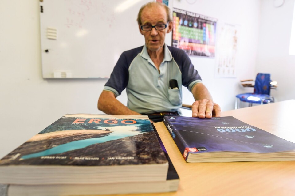 Ingvar Kroon ,79 år, tackade ja direkt när han fick frågan om att vara lärare igen. Han är doktor i kärnfysik, har skrivit flera läroböcker i matematik och är precis klar med korrekturläsningen av matematikboken 5000.