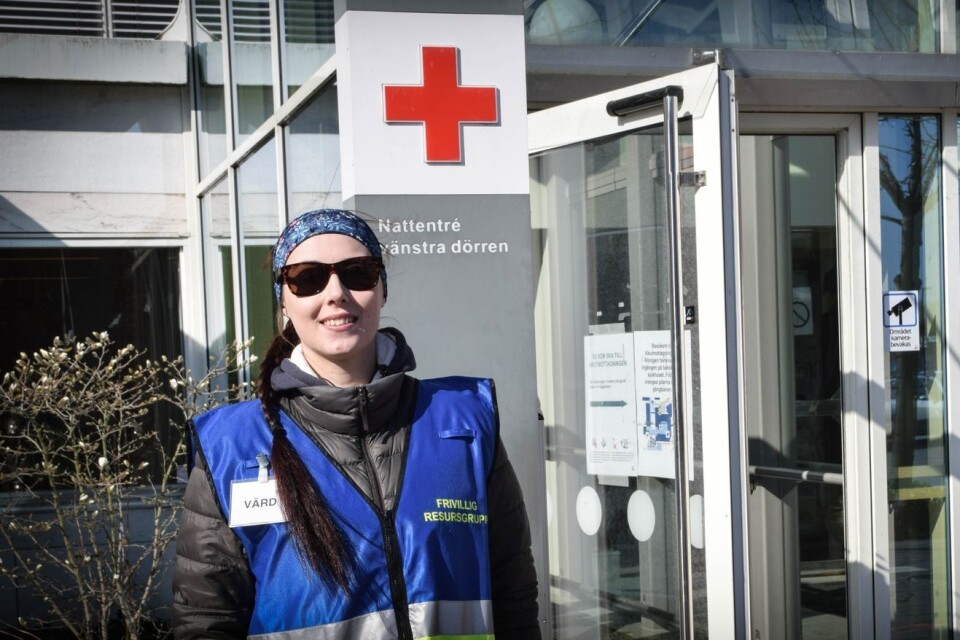 Elin Bergengren permitterades från jobbet som guide på ishotellet i Jukkasjärvi – och agerar nu istället värd vid sjukhusentrén i Ystad.