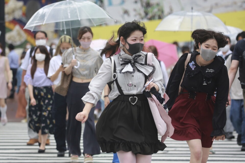 Invånare i huvudstaden Tokyo bär munskydd för att minska spridningen av coronaviruset. Bilden är från i mitten av augusti.