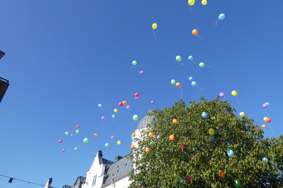 Växjö Prides invigningsceremoni avslutades traditionsenligt med ballongsläpp. Denna gång mot en klarblå himmel.