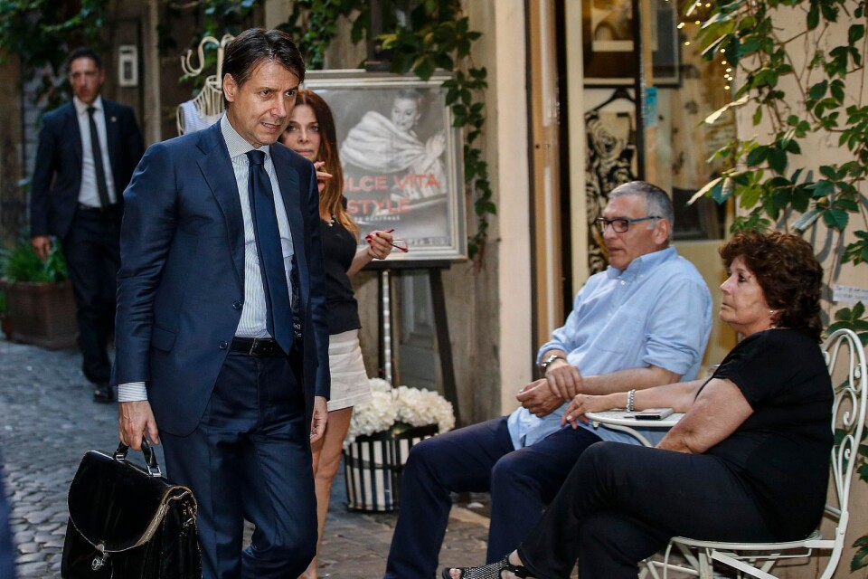 Giuseppe Conte utanför sitt hem i centrala Rom.