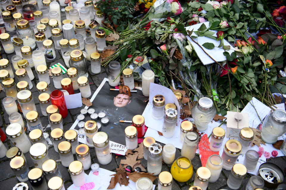 Blommor och ljus i närheten av platsen i Hammarby Sjöstad, där rapparen Einár blev skjuten till döds. Arkivbild.