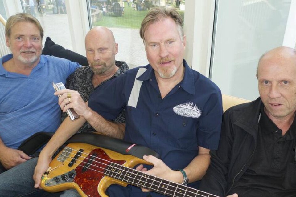 Twisters med Sven Carlsson, Stephan Karlsson, Anders Andersson och Anders Lennartsson spelade blues i foajén.