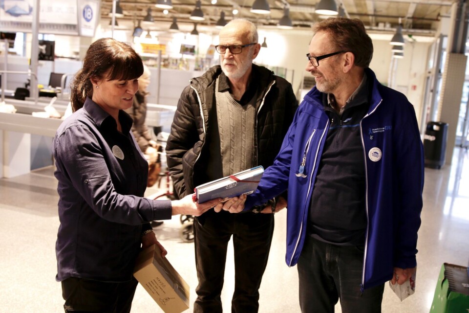 Ann-Sofie Karlsson tar emot en gåva av Rolf Rosander och Göran Brage som tack för ett gott samarbete.