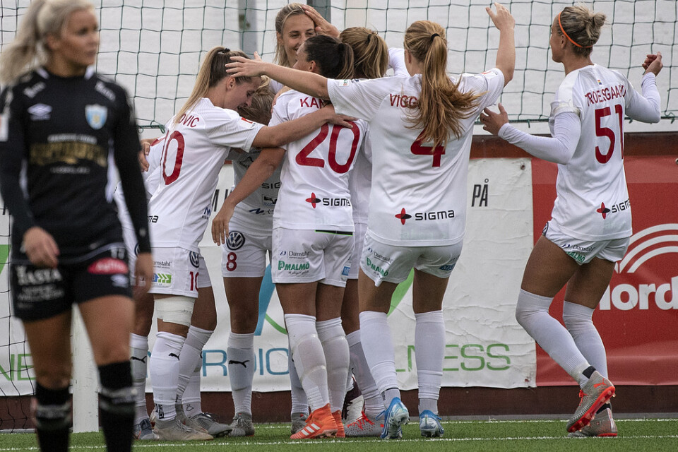 Rosengård jublar efter Hanna Bennisons 2–0-mål mot Göteborg.