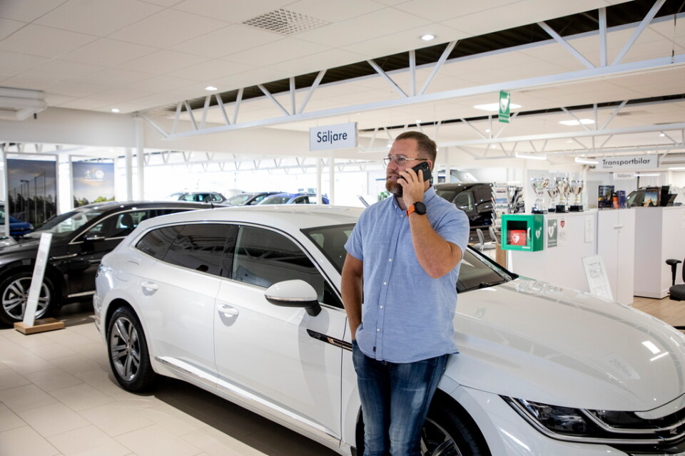 "Vi vet inte säkert hur länge problemet kommer att vara", säger Patrik Gabrielsson, märkeschef för Volkswagen på Olofsson bil.