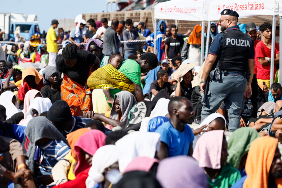 Migranter som tar sig till den italienska ön Lampedusa kan inte stanna där, utan måste vidare till fastlandet där de kan söka asyl. Bilden togs på ön i fredags då många migranter väntade på att transporteras vidare.