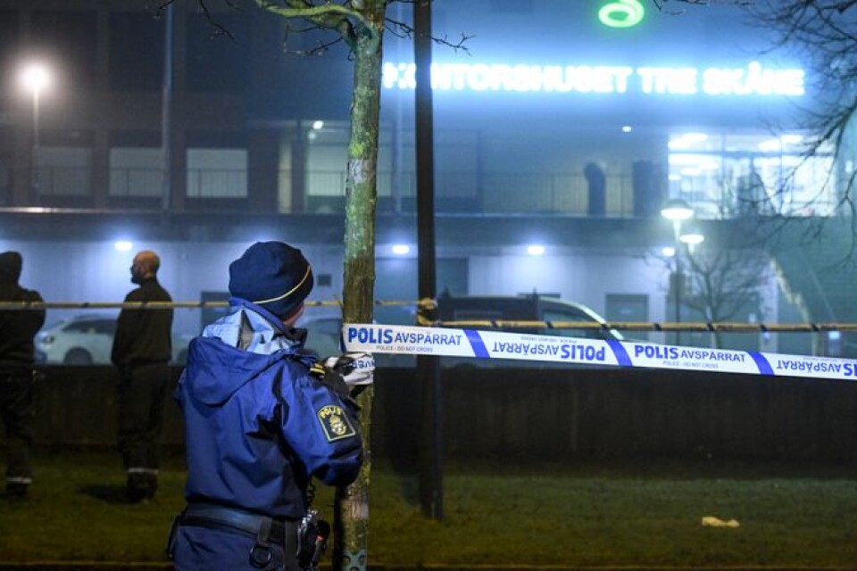 En explosion har inträffat vid en kontorsbyggnad i närheten av centrum i Rosengård i Malmö.