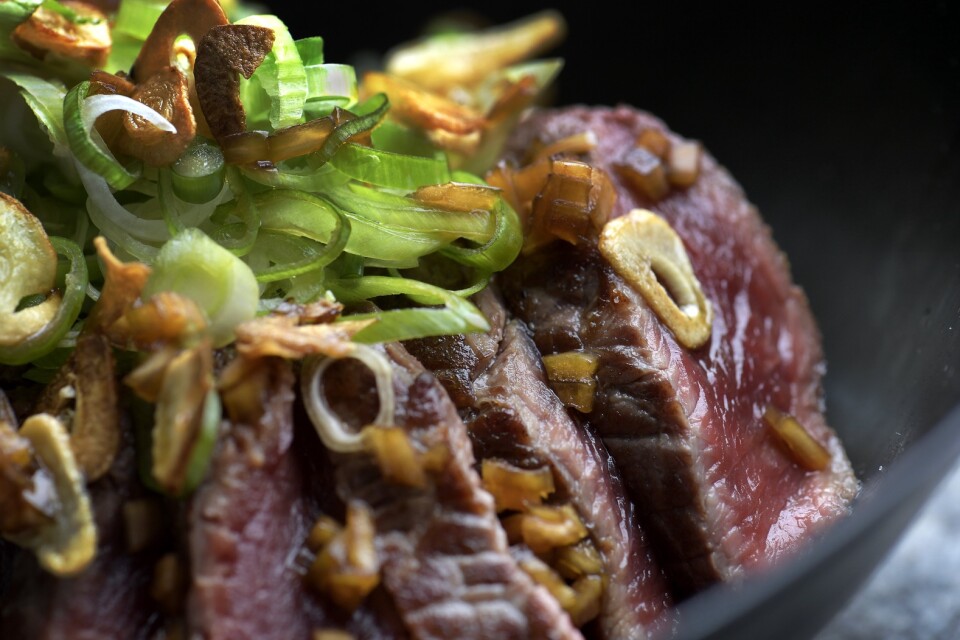 Beef tataki är hastigt stekt ryggbiff med läcker sås av soja och sake.