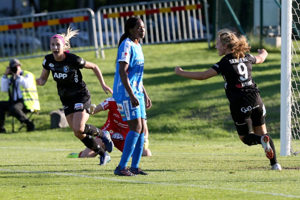 Jenna Hellstrom har precis skickat in det matchavgörande 3-2-målet borta mot IFK Kalmar. till höger syns Signe Holt Andersen.
