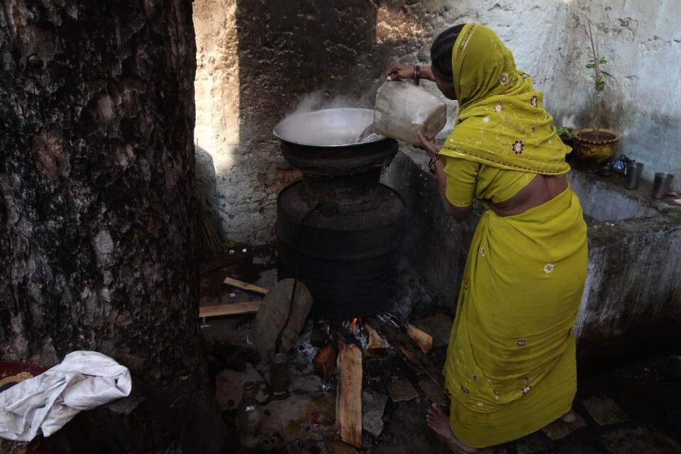 Illegal sprit kostar hundratals liv i Indien varje år. På bilden hembränning i delstaten Andhra Pradesh. Arkivbild.