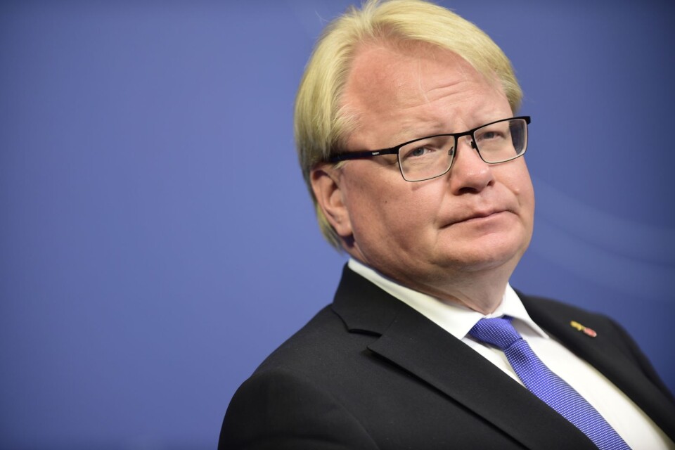 Försvarsminister Peter Hultqvist (S)  kommer med undanflykter, menar Rune Lanestrand.