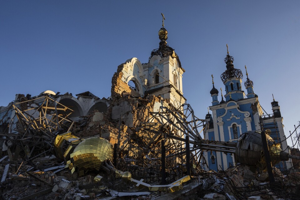 Sönderbombad kyrka i Ukraina.
