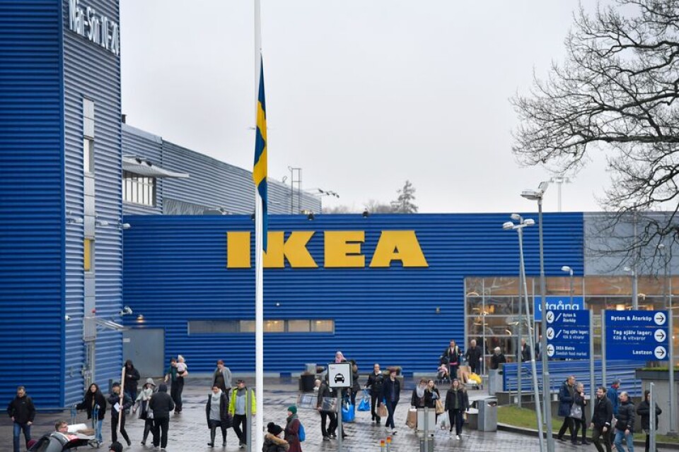 Flaggan på halv stång utanför Ikea. På söndagen kom nyheten av Ikeas grundare Ingvar Kamprad avlidit i en ålder av 91 år.