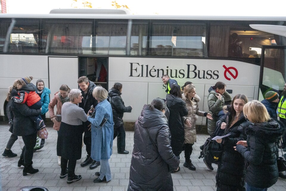 Första bussen med flyktingar från Ukraina anländer till Växjö.
