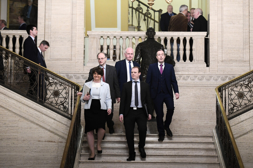 Irländska DUP-ledaren Arlene Foster på väg in i parlamentsbyggnaden Stormont i Belfast på lördagen.