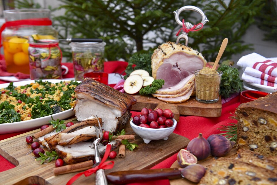 Julmat. En uppdukad julbuffé med saffranspäron, sallad, fläskstek, matjessill, skinka och bröd. Arkivbild.