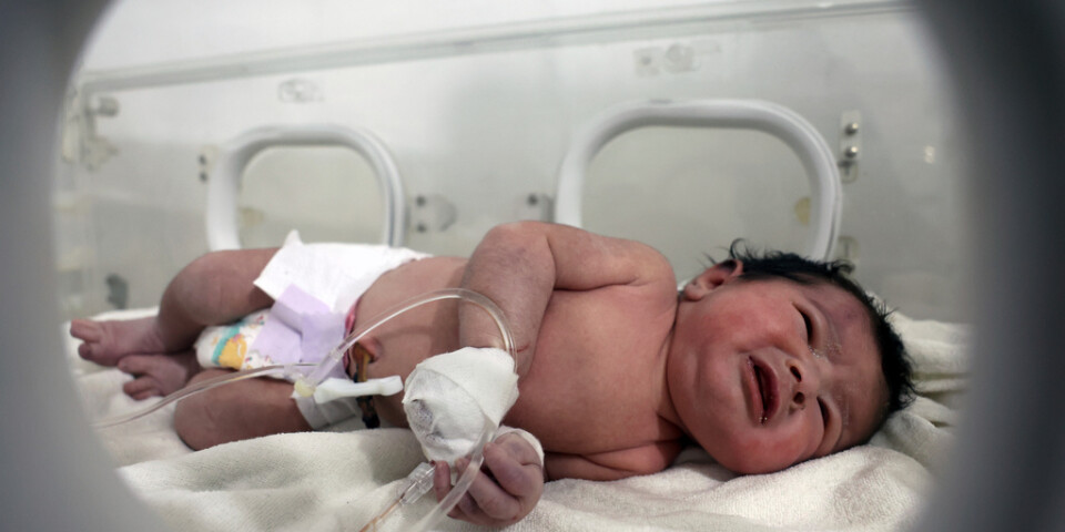 En liten flicka räddades ur rasmassor i norra Syrien på tisdagen. Här ligger spädbarnet på ett sjukhus i Afrin.