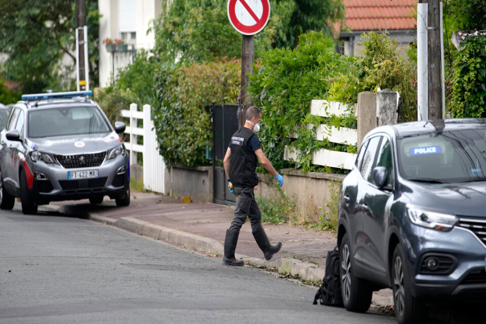 En bil rammade en lokal borgmästares hem i Paris under ännu en orolig och våldsam natt i Frankrike.