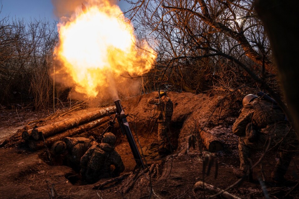 Ukrainsk militär avfyrar eld vid fronten nära Bachmut.