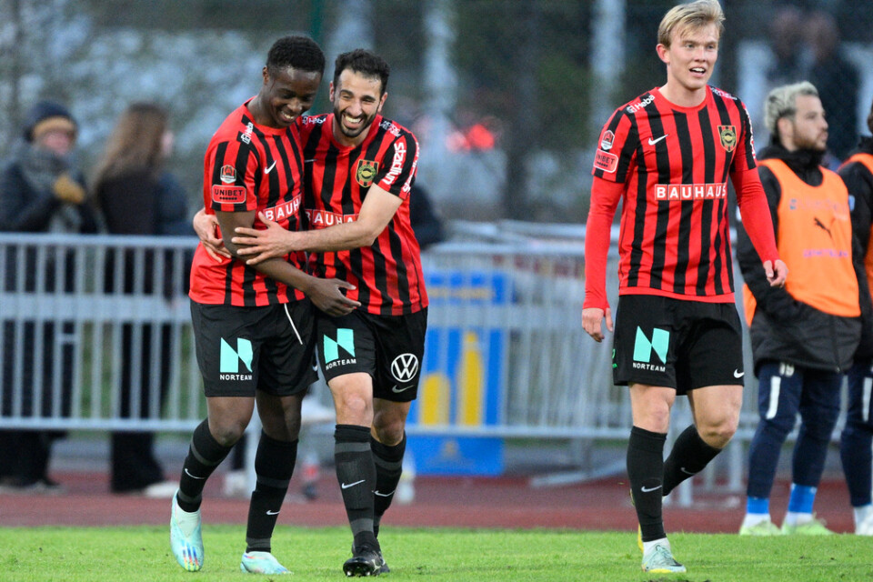 Brommapojkarna jublar efter 1–0-målet som gav segern borta mot IFK Värnamo.