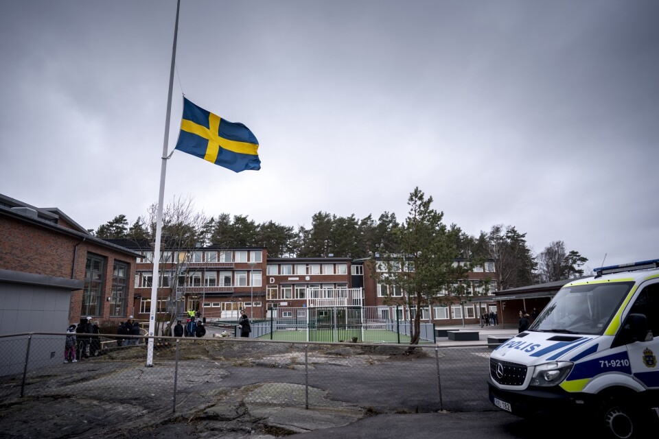Flaggan hölls på halv stång vid minnesplatsen utanför skolan på onsdagen, när sörjande kom för att prata och lägga ned blommor eller hälsningar.