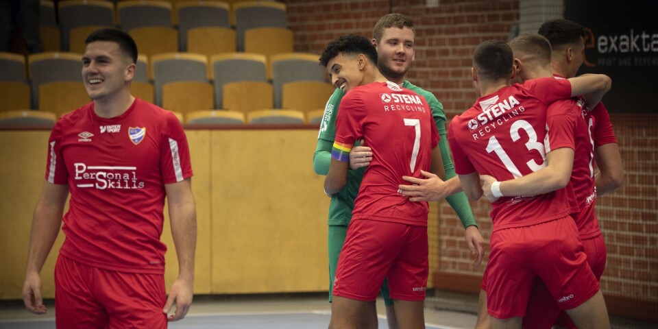 Lagkapten Jacob Christiansen omfamnar målvakten Max Rengbo sekunderna efter att slutsignalen gått i TF-cupfinalen mellan IFK Trelleborg och Västra Ingelstad.