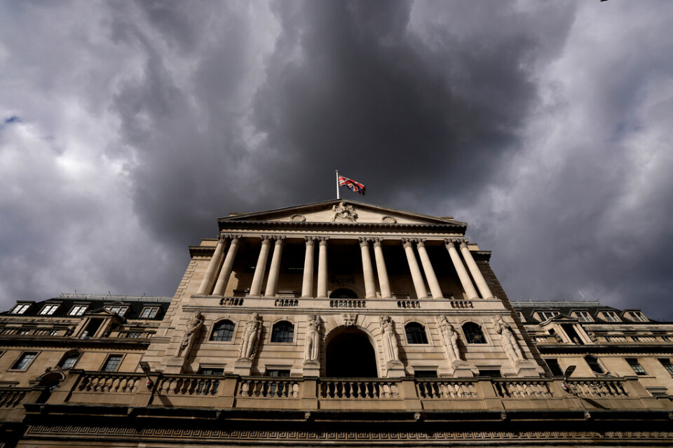 Mörka moln över brittiska centralbanken, Bank of England, i London. Arkivbild.