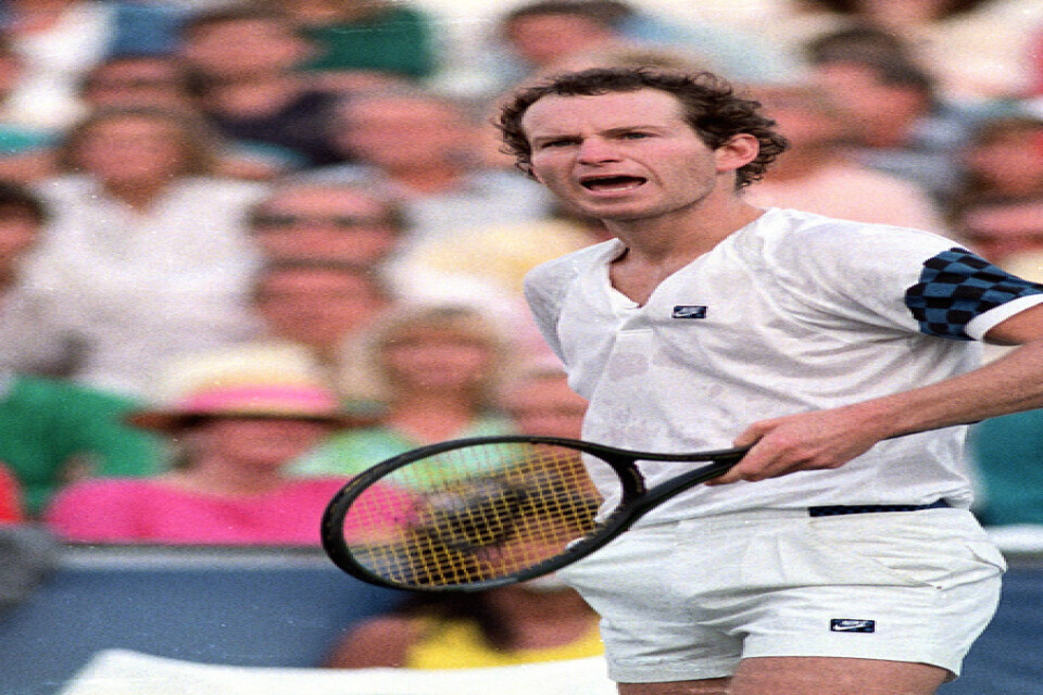 John McEnroe på tennisbanan under sin storhetstid, här som så ofta i en diskussion med en domare.