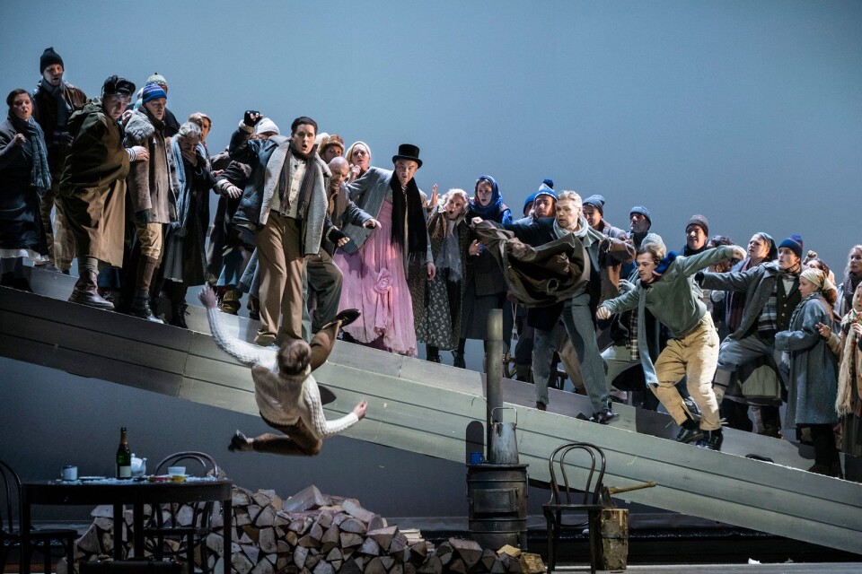 Dramatisk när Eugen Onegin duellerar med vännen Lenskij, som dör. Scen ur Kungliga Operans ”Eugen Onegin”, Tjajkovskijs version av Pusjkins versroman.