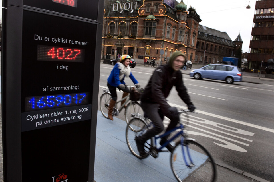 Cyklister på en gata i Köpenhamn, där cykelbanan tydligt avgränsas från körbanan. Arkivbild.