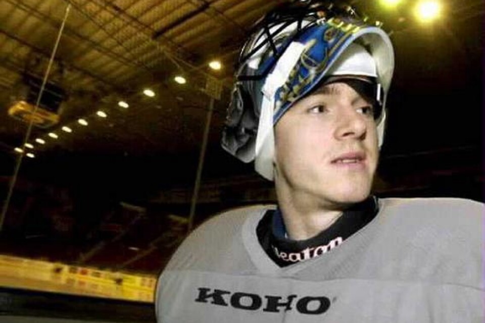 Mikael Tellqvist är svensk förstemålvakt under Sweden Hockey Games, men han står fortfarande i skuggen av NHL-keepern Tommy Salo. Bild: SCANPIX