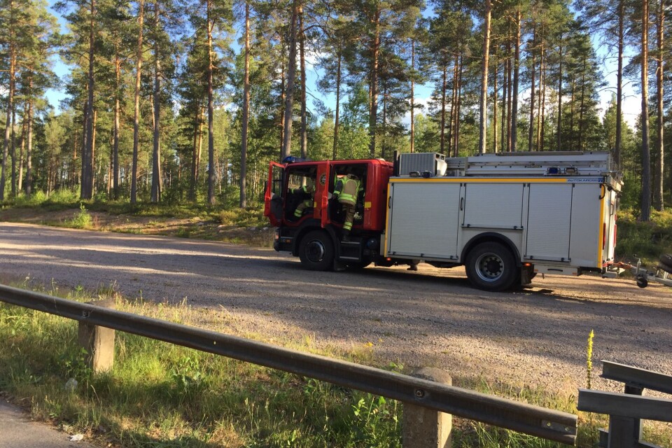 Räddningstjänsten i Hultsfred fick rycka ut till Hesjön utanför Målilla efter larm om röklukt. Det visade sig vara rök från skogsbranden i Mellingerum.