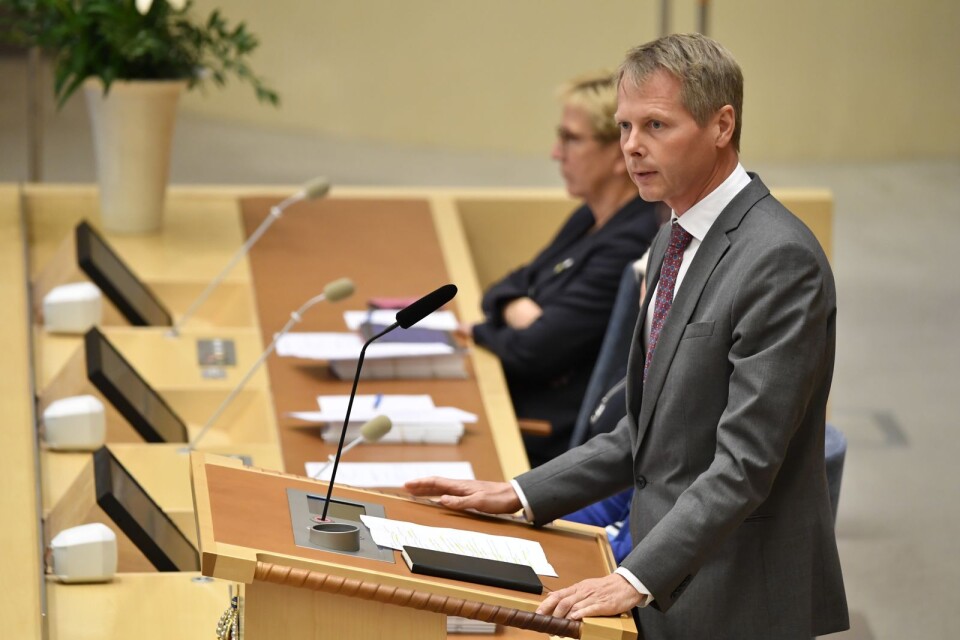 Riksdagsledamoten Christer Nylander (L) talar innan en omröstning i riksdagen.