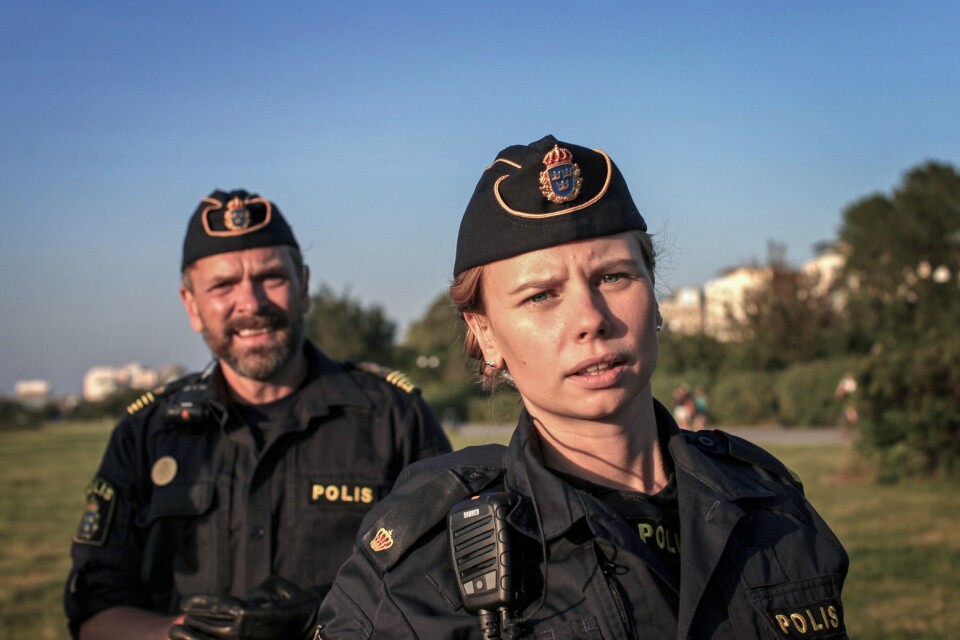 Per Lasson i rollen som Jesse och Amanda Jansson som polisen Sara i nya tv-serien Tunna Blå Linjen.