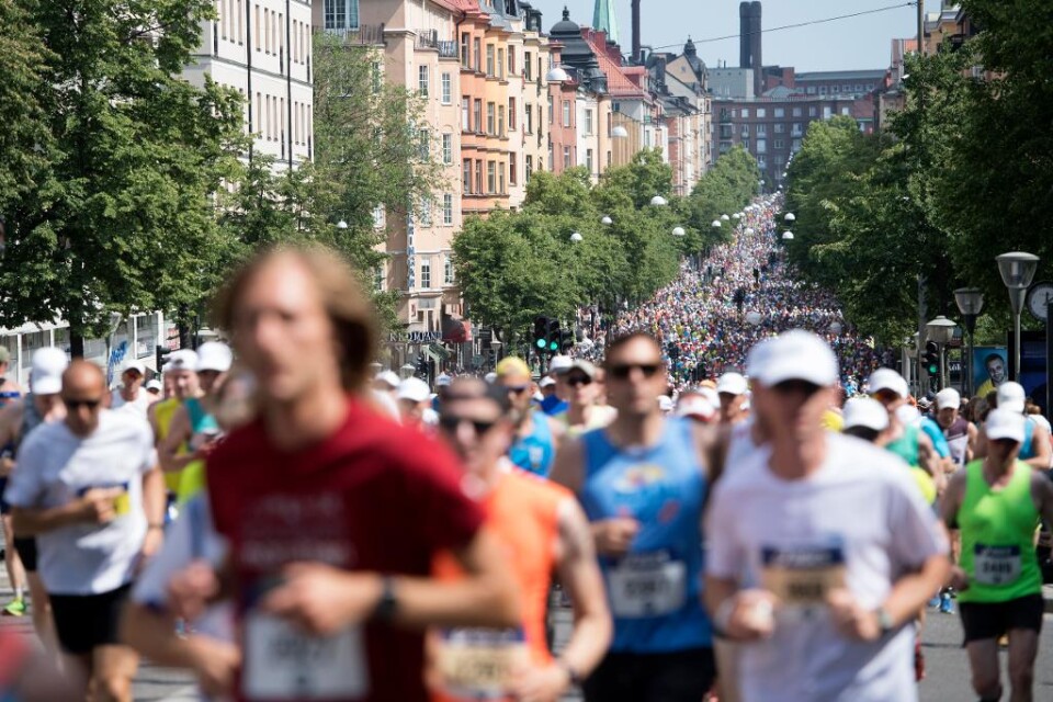 Drygt 200 löpare misstänks ha sprungit fel i årets upplaga av Stockholm Marathon, skriver Aftonbladet. - Så vitt vi har förstått det från vittnen har vissa löpare tagit sig under avspärrningarna för att hamna i skuggan på Hornsgatans vänstra sida när de