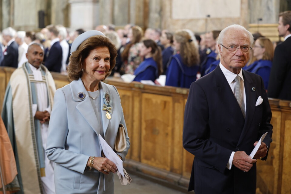 Kung Carl Gustaf och drottning Silvia lämnar tacksägelsegudstjänsten, Te Deum, i Slottskyrkan i Stockholm.
