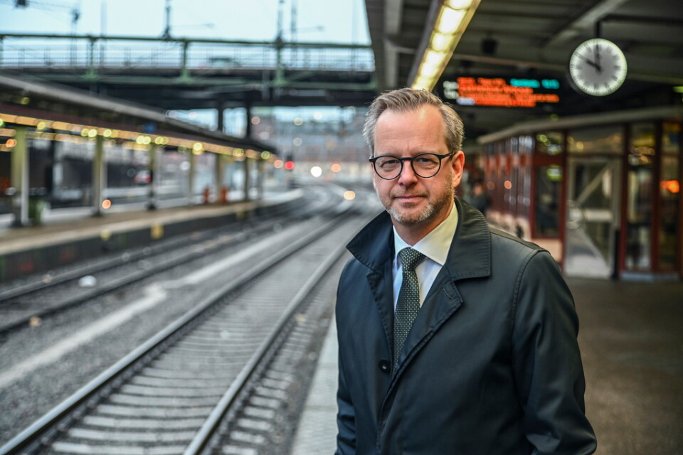 Finansminister Mikael Damberg (S) väntar på tåget.