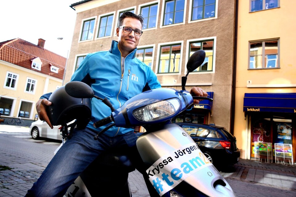Jörgen Andersson (M) har inte gett upp kampen om att få behålla sin riksdagsplats. Nu driver han en hårt personvalskampanj och med sin moped åker han runt i länet och delar ut sitt kampanjmaterial.