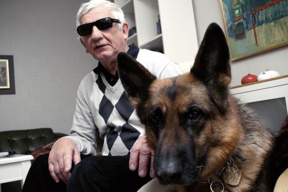 Martin Lindbäck förlorade synen i en arbetsplatsolycka när han var 30 år. Hans ledarhund och kompis heter Utzi.