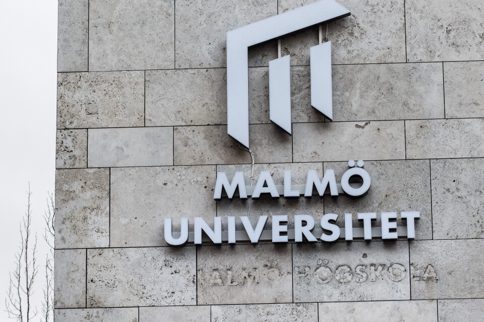 Malmös nya universitet. Spåren av den gamla skylten kan anas.