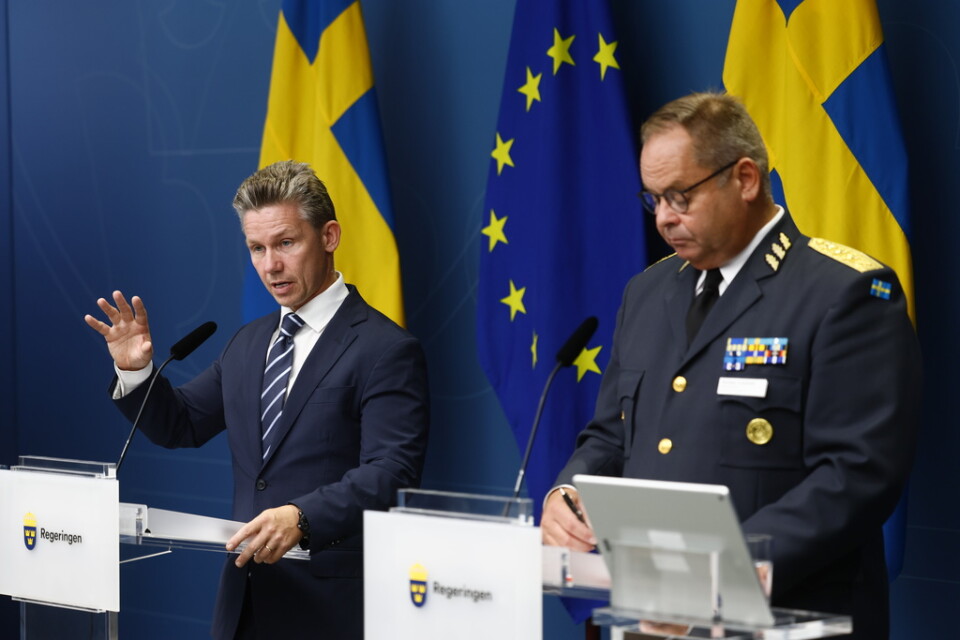 Försvarsminister Pål Jonson (M) under en presskonferens där han meddelade att regeringen vill ge ytterligare militärt stöd till Ukraina.