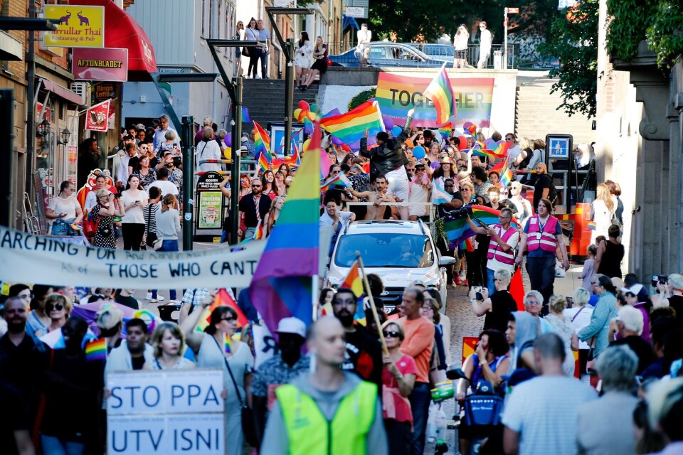 Prideparaden genom Borås.