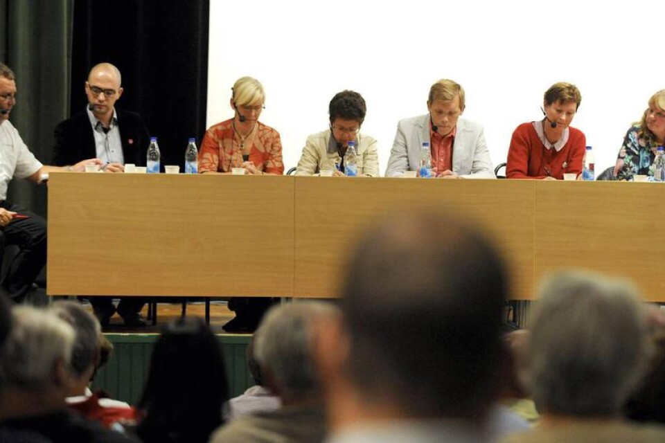 I panelen satt från vänster Toralf Alfsson (SD), Zinar Canpolat (V), Tina Ehn (MP), Irene Oskarsson (KD), Johan Hult (M), Karin Nilsson (C) och Carina Adolfson Elgestam (S).