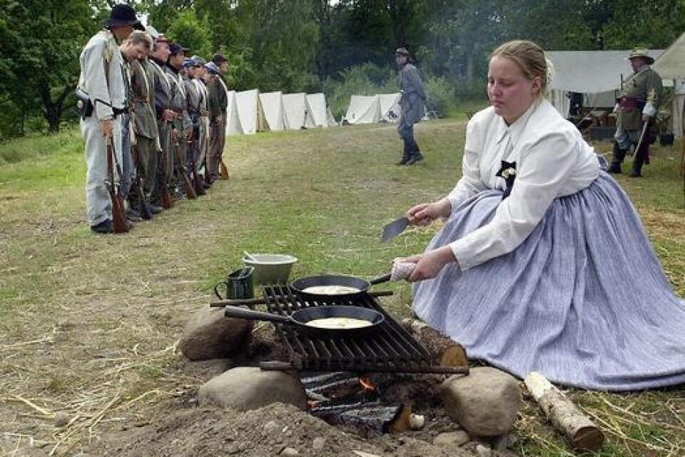 Marie Carlsson står för matlagningen, i bakgrunden syns "sydstatare". Bilder: Per Rosenqvist