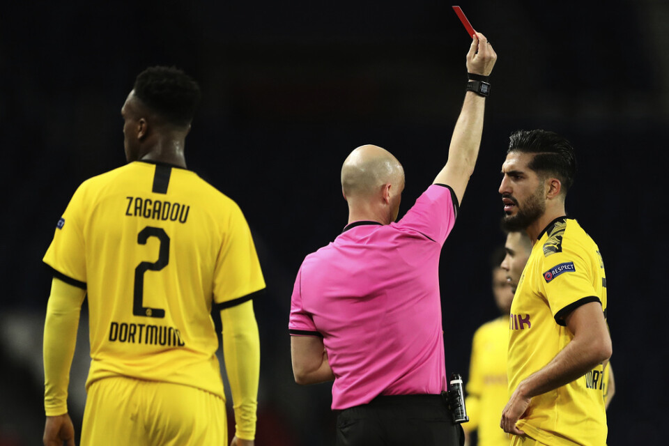 Folksam ger rött kort åt spelsektorn. På bilden är det Borussia Dortmunds Emre Can som får detsamma i samband med veckans Champions league-match mellan PSG och Dortmund.