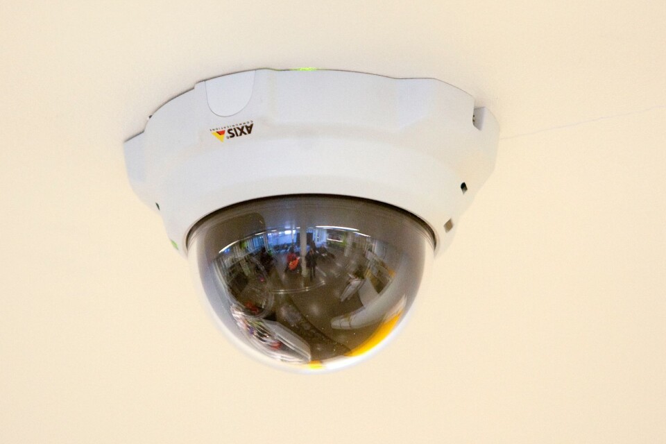 Nu vill kommunen pröva om kameraövervakning är ett sätt att för hemtjänsten och äldreomsorgen effektivisera arbetet. På bilden en kamera från SUS (Skånes Universitetssjukhus).