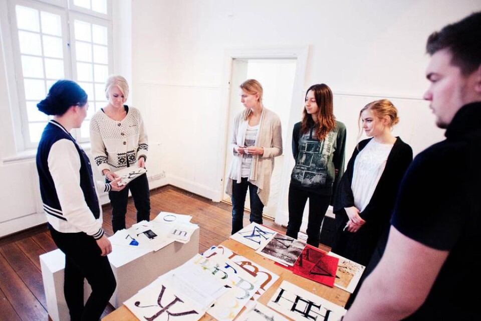 16 elever på Designprogrammet medverkar i utställningen Typografi.Foto: Johanna Ursjö