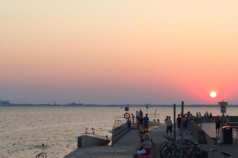 Kvällsbad i solnedgången är populärt i Färjestadens hamn.