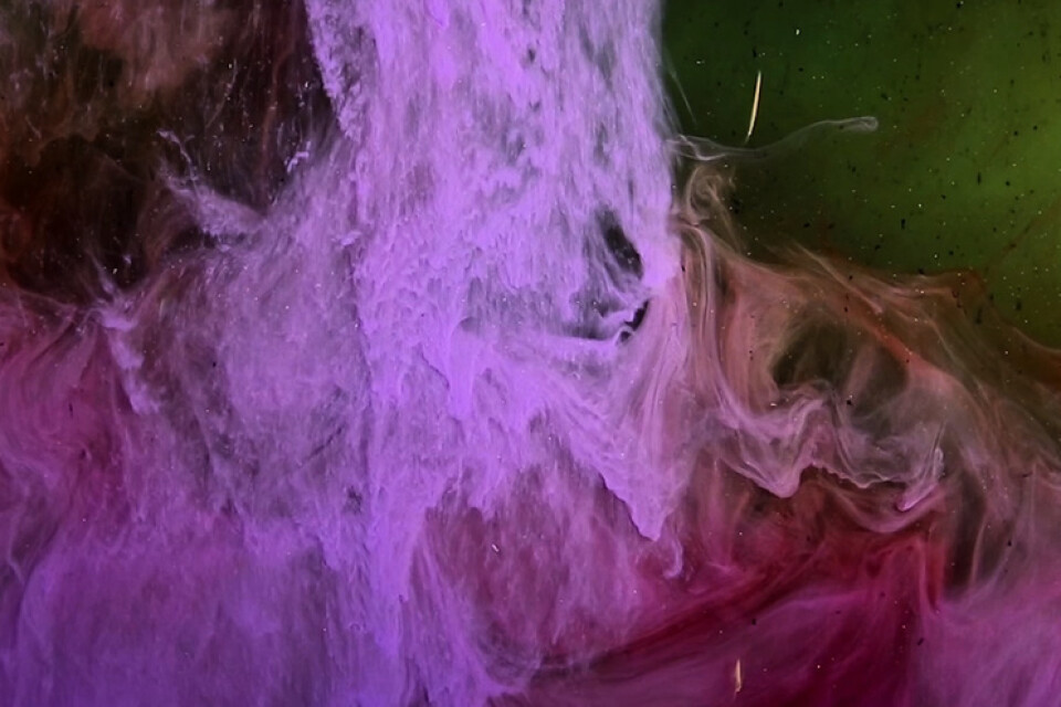 Regnbågens färger bildar ramverk för Alexandra-Therese Keinings film ”The average color of the universe”, som skildrar en sorgeprocess. Pressbild.